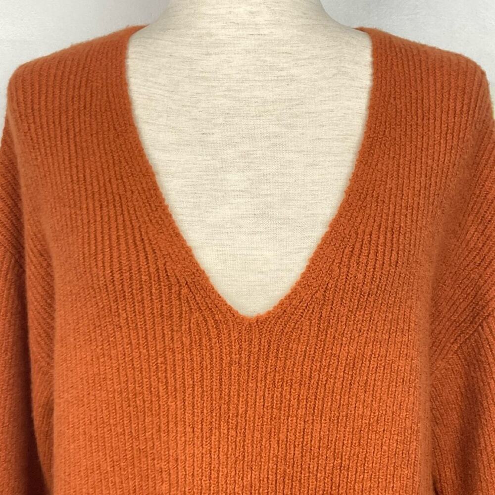 Nwt * Treasure & Bond V-Neck Oversized Ribbed Stitch Sweater In Rust — image 4 of 8